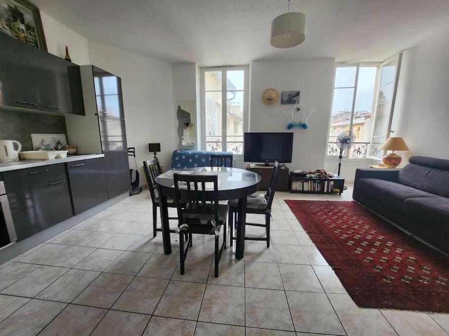 A Deux Pas De La Promenade Des Apartment